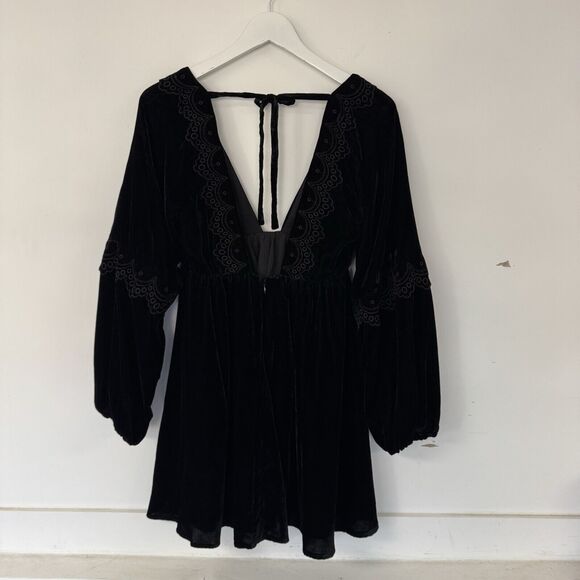 Revolve TULAROSA Juliet Dress Mini Black Velvet Peasant Eyelet Deep V Sexy XS - Picture 3 of 14